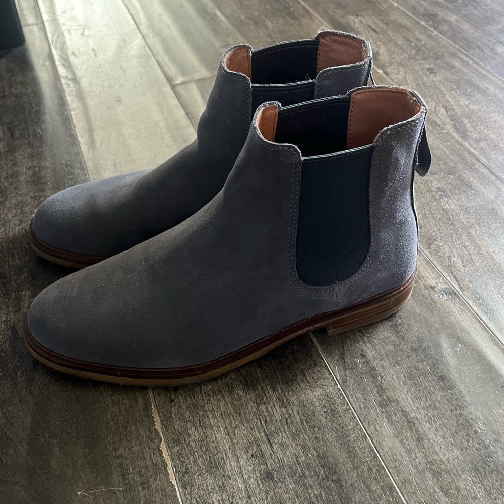 Clarks Men's Govi Taupe Gray Suede Chukka Boots